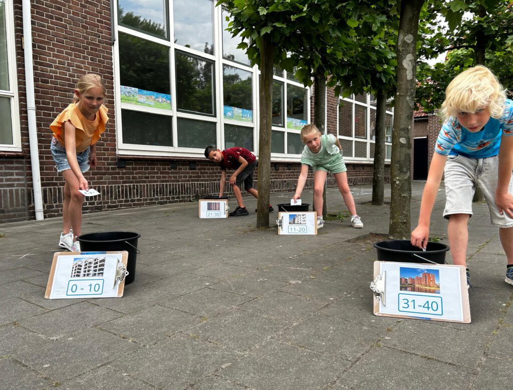 Bewegend leren, buitenles, actief leren, groep 3, groep 4, rekenen