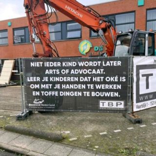 Dat is niet alleen oké, dat is fantastisch en ontzettend belangrijk werk! 👷‍♂️🛠️🚜🖌️🧱