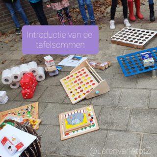 🧩INTRODUCTIE TAFELSOMMEN🍂
Groep 4 ging vandaag op tafelexpeditie. Overal op het plein lagen voorwerpen, waar tafelsommen in te herkennen waren. Ze schreven de som op en vervolgens telden ze het aantal om het antwoord op de som te weten te komen. Dat was soms een hele klus, vandaar dat tafelsommen wel handig zijn😅
Er lagen puzzels, dobbelstenen, bekerhouders, wc-rollen, eierdozen en als favoriet de koekjes. 

www.lerenvanAtotZ.nl

#buitenles #bewegendleren #tafelsommen #lerendoortedoen #groep34 #school #middenbouwwereld #tafelsoefenen #inzichtelijk #rekenenmoetjedoen #rekenspellen #rekenenzonderwerkboek