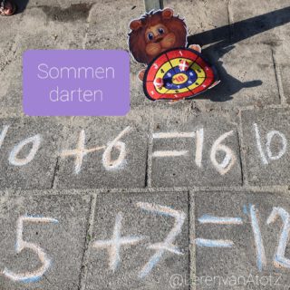 🎯 SOMMEN DARTEN 🎯
De leerlingen van groep 4 zijn, net als groep 7,8, fanatiek aan het darten. 
Ze tellen de score op als een som. Straks met 3 ballen, net als in de methode. 

#bewegendleren #buitenles #rekenen #lerendoortedoen

www.lerenvanAtotZ.nl/buitenles

Dartborden zie link (duur). Soms zijn ze bij de Action voor een heel klein bedrag te koop.  https://www.bol.com/nl/nl/p/2-stuks-kinder-dartbord-met-ballen-leeuw-en-olifant/