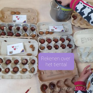 🍂 REKENEN OVER HET TIENTAL🍁
Om het rekenen over het tiental inzichtelijk te maken, werken we met eierdozen. De kinderen hebben kastanjes en eikels verzameld en zijn fanatiek aan het rekenen in ons rekencircuit. Download de kaartjes gratis via deze link in bio https://www.lerenvanatotz.nl/rekencircuit-groep-3-en-4/

#rekencircuit #bewegendleren #verliefdeharten